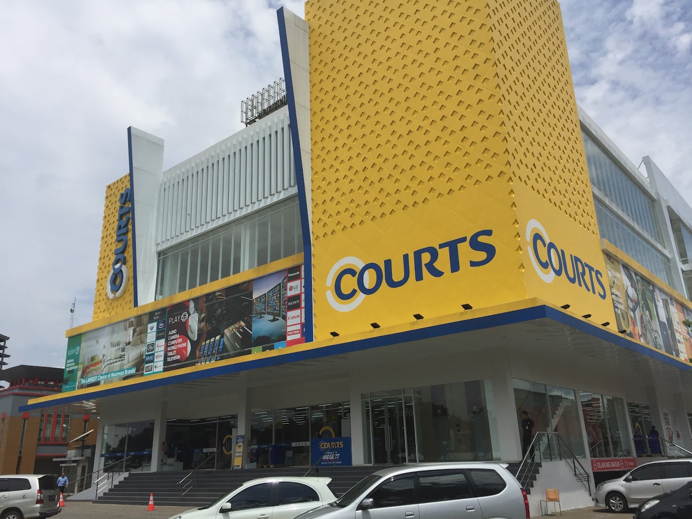 COURTS Bintaro