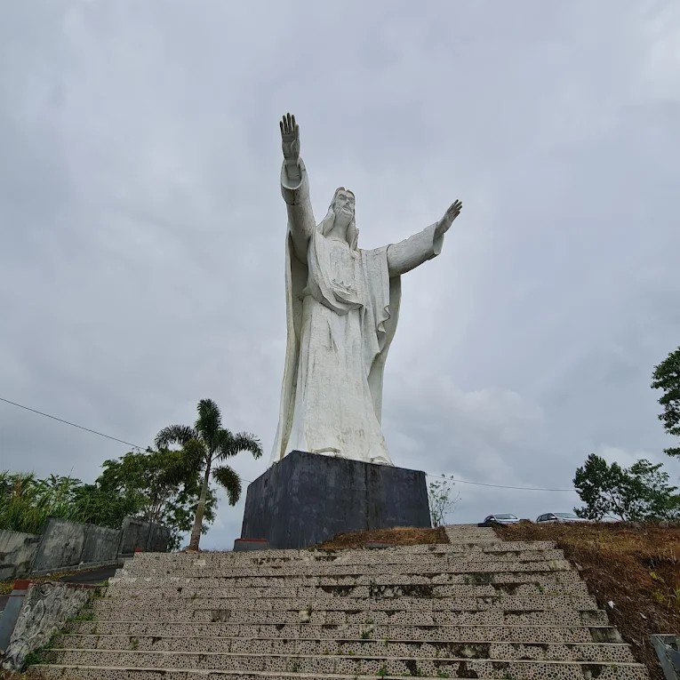 Monumen Tuhan Yesus Memberkati Kawangkoan - Minahasa, Sulawesi Utara