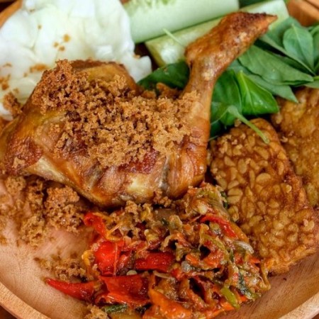 Ayam Penyet Wuenak - Dumai, Riau