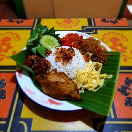 Tenda Nasi Uduk Pecel Ayam (Minin) - Depok, Jawa Barat